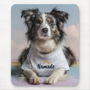 Alfombrilla De Ratón Perro lindo en una camiseta "Namaste" en una alfom