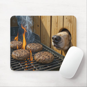 Alfombrilla De Ratón Perro oliendo hamburguesas en una parrilla de barb