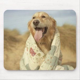 Alfombrilla De Ratón Perro retrato en la playa bajo la colcha. Caída