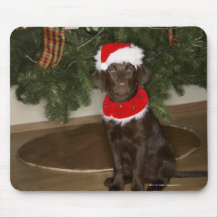 Alfombrilla De Ratón Perro sentado junto a un árbol de Navidad