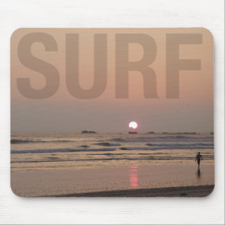 Alfombrilla De Ratón Persona que practica surf en la playa en el