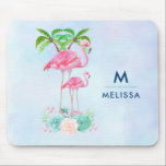 Alfombrilla De Ratón Personalizado de Flamingo Rosa Mmma & Baby con Pal<br><div class="desc">Un tabique personalizado con un nombre y separado inicialmente por un divisor de línea azul delgado. Diseñado con el ilustracion de una mami y un flamenco rosado de bebé sobre una cama de flores suculentas florales con palmeras verdes que se balancean por la espalda. Tropical y bonito. El fondo es...</div>