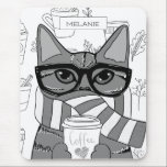 Alfombrilla De Ratón Personalizado el Gato y el Café<br><div class="desc">Un gatito adorable envuelto en una bufanda,  usando gafas y sosteniendo el café sobre una almohadilla personalizada para el ratón.</div>