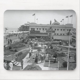 Alfombrilla De Ratón Personas jugando mini golf con vistas elevadas B&W