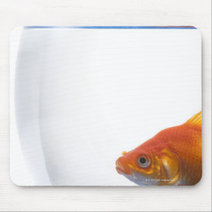 Alfombrilla De Ratón Pescado de oro en un bol con fondo blanco