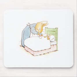 Alfombrilla De Ratón Peter Rabbit en cama (alimentado por su madre)