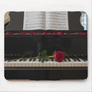 Alfombrilla De Ratón Piano con rosa roja y pétalos de rosa