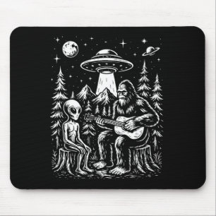 Alfombrilla De Ratón Pie grande tocando la guitarra con alienígena y ov