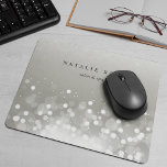 Alfombrilla De Ratón Platinum Glow Personalizado<br><div class="desc">Moda mousepad personalizada muestra su nombre,  nombre de negocio o elección de texto personalizado con letras clásicas en negro sobre un fondo gris plateado adornado con una ráfaga de luces blancas de bokeh en la parte superior.</div>