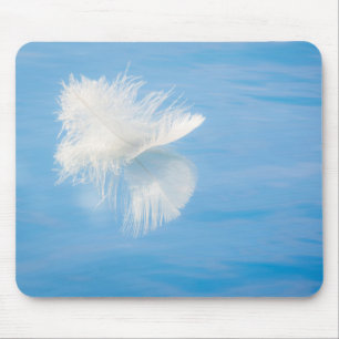 Alfombrilla De Ratón Pluma blanca se refleja en el agua   Seabeck, WA
