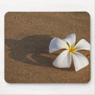 Alfombrilla De Ratón Plumeria en la playa de arena, Maui, Hawaii, Estad
