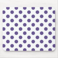 Polka ultravioleta sobre blanco