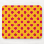 Alfombrilla De Ratón Pos rojos de polka sobre amarillo<br><div class="desc">Pos rojos de polka sobre amarillo</div>