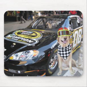 Alfombrilla De Ratón Presentación rubia linda en coche rápido