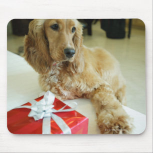 Alfombrilla De Ratón Primer de un perro con un regalo