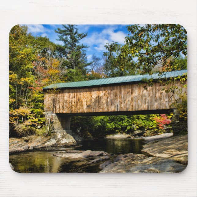 Alfombrilla De Ratón Puente cubierto de Montgomery con follaje otoñal (Frente)