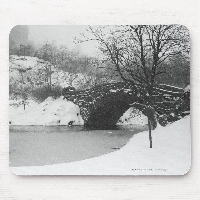 Alfombrilla De Ratón Puente de piedra sobre río cubierto de nieve (Frente)