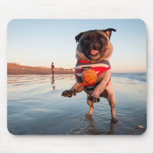 Alfombrilla De Ratón Pug jugando a pelota en la playa