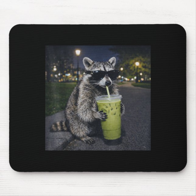 Alfombrilla De Ratón Raccoon drinking iced matcha latte funny animal (Frente)