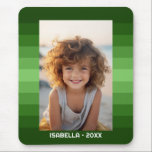 Alfombrilla De Ratón Rayas retro - Navidades verdes - Foto simple<br><div class="desc">Sombras de patrón de rayas verdes con un área de texto simple para un nombre y una fecha. Agregue su selfie o instantánea de familia favorita. Usa una foto para crear este regalo único y personal de fotos. El fondo incluye un patrón de rayas retro con una actualización limpia y...</div>