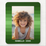 Alfombrilla De Ratón Rayas retro - Navidades verdes - Foto simple<br><div class="desc">Sombras de patrón de rayas verdes con un área de texto simple para un nombre y una fecha. Agregue su selfie o instantánea de familia favorita. Usa una foto para crear este regalo único y personal de fotos. El fondo incluye un patrón de rayas retro con una actualización limpia y...</div>