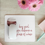 Alfombrilla De Ratón Red Hey Chica Te Mereces Una Cita De Vino<br><div class="desc">Los puntos negros y las burbujas modernos hablan rosado con la cabeza</div>