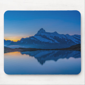 Alfombrilla De Ratón Reflexión del amanecer escénico en la montaña azul