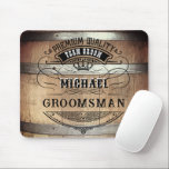 Alfombrilla De Ratón Regalos de los Groomsmen<br><div class="desc">Diseño rústico de barril de whisky con tipografía occidental audaz. Personalice este diseño con su propio texto. Personalizar este diseño seleccionando el enlace "personalizar adicional" si lo desea.</div>