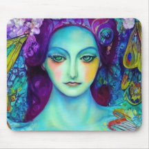 Reina de hadas encantada con mariposas