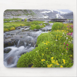 Alfombrilla De Ratón Río borroso con los Wildflowers rosados blancos