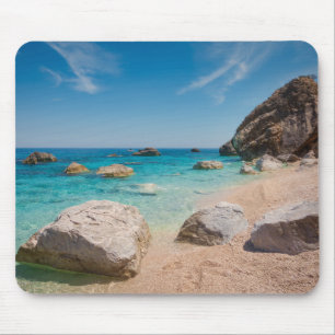 Alfombrilla De Ratón Rocas en la playa de Cala Mariolu en Cerdeña, Ital