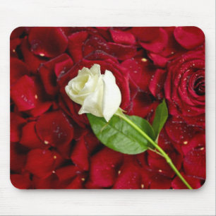 Alfombrilla De Ratón Rosa blanco en los pétalos rojos