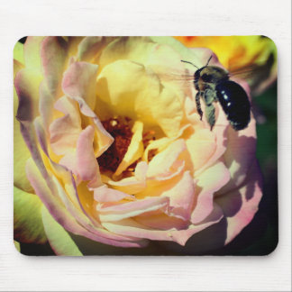Alfombrilla De Ratón Rosa Flor Y Bumble Bee