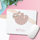 Alfombrilla De Ratón Rosa Purpurina de oro Sparkle Cute Slote Nombre<br><div class="desc">Esta divertida y giratoria almohadilla de ratón está decorada con un rosa purpurina dorado sonriendo perezoso colgando de una rama. Personalizar cambiando el nombre. Diseño original © Michele Davies</div>