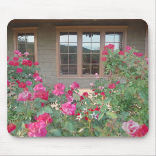 Alfombrilla De Ratón Roses rojos y un reflejo de los Mts. en las ventan
