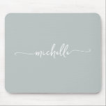 Alfombrilla De Ratón Sage Verde Simple Femenino Monograma Personalizado<br><div class="desc">Alfombrilla personalizada con nombre monograma femenino en verde salvia minimalista simple. Estos diseños presentan su primer nombre en una hermosa tipografía de letra a mano con cola de floritura en un fondo de color verde salvia o verde polvoriento. Estos son fáciles de personalizar. Un regalo femenino con estilo ideal para...</div>