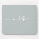 Alfombrilla De Ratón Sage Verde Simple Femenino Monograma Personalizado<br><div class="desc">Alfombrilla personalizada con nombre monograma femenino en verde salvia minimalista simple. Estos diseños presentan su primer nombre en una hermosa tipografía de letra a mano con cola de floritura en un fondo de color verde salvia o verde polvoriento. Estos son fáciles de personalizar. Un regalo femenino con estilo ideal para...</div>