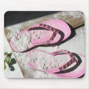 Alfombrilla De Ratón Sandalias arenosas rosadas del flip-flop en la