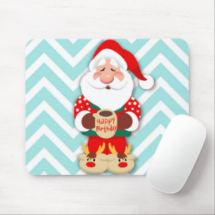 Alfombrilla De Ratón Santa claus en pijamas rojos sosteniendo una taza