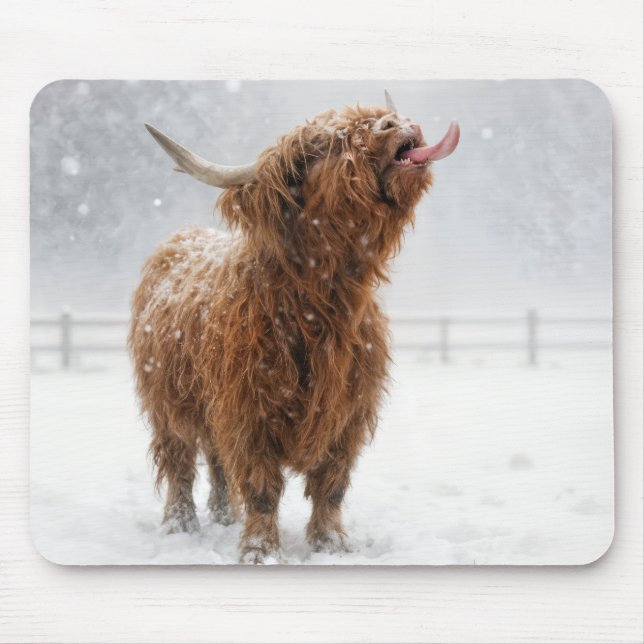 Alfombrilla De Ratón Scottish Highland Cow Licking Snowflakes (Frente)