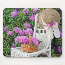 silla de mimbre en el jardín de azalea