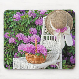 Alfombrilla De Ratón silla de mimbre en el jardín de azalea