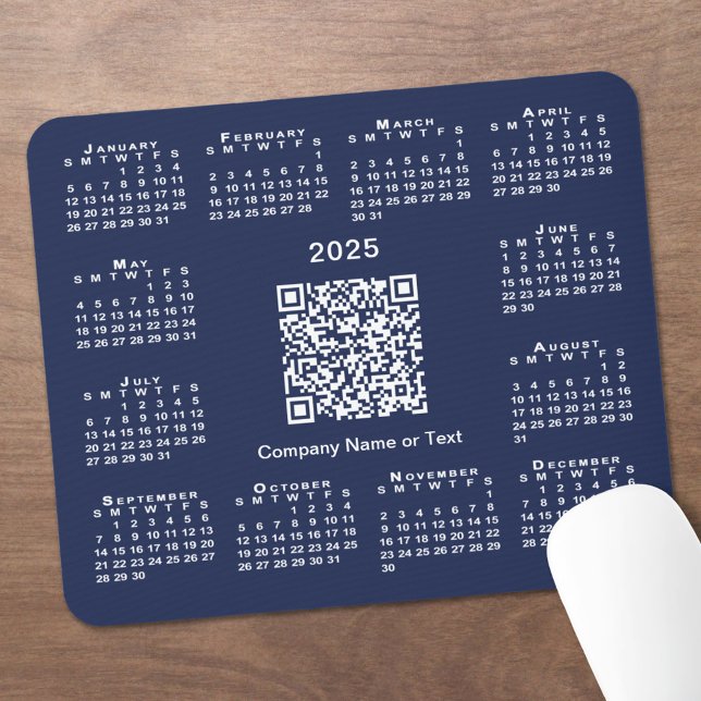 Alfombrilla De Ratón Simple 2025 Calendario de negocios Código QR sobre (Simple 2025 Calendar Business QR Code on Navy Blue Mouse Pad in situ)