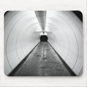 Alfombrilla De Ratón Singapur. Un túnel peatonal iluminado en