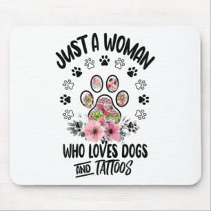 Alfombrilla De Ratón Sólo Una Mujer Que Ama A Los Perros Y A Los Tatuaj