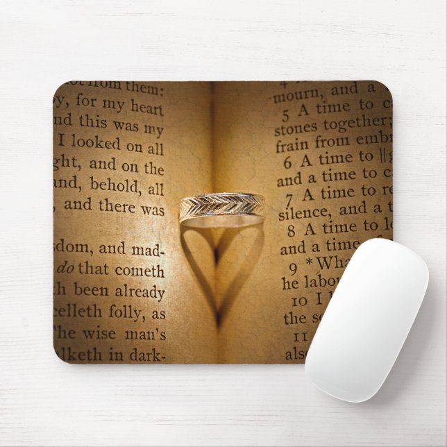 Alfombrilla De Ratón Sombra cardíaca y anillo en la Biblia (Con ratón)