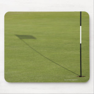 Alfombrilla De Ratón sombra de la bandera del golf en verde del campo