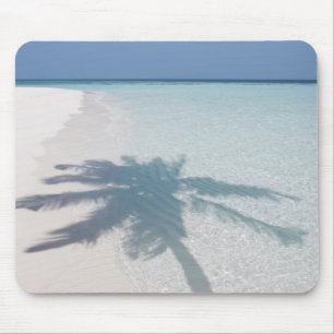Alfombrilla De Ratón Sombra de una palmera en una playa abandonada de