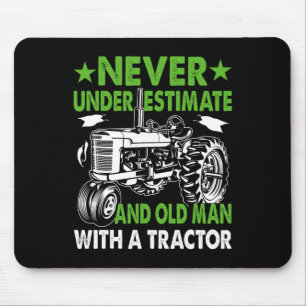 Alfombrilla De Ratón Subestimar a un viejo con un tractor