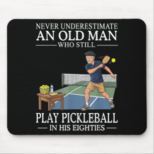Alfombrilla De Ratón Subestimar al viejo que juega pickleball en los oc